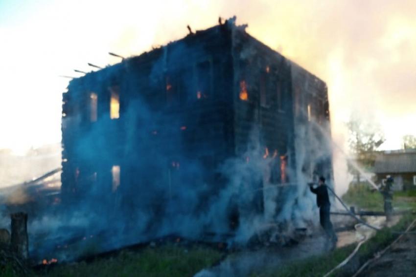 В Емецке при пожаре в старинном доме погиб мужчина